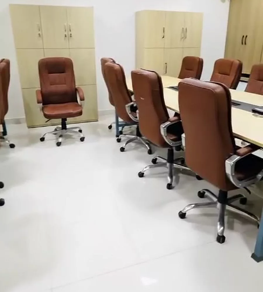 Bright work floor with ergonomic chairs